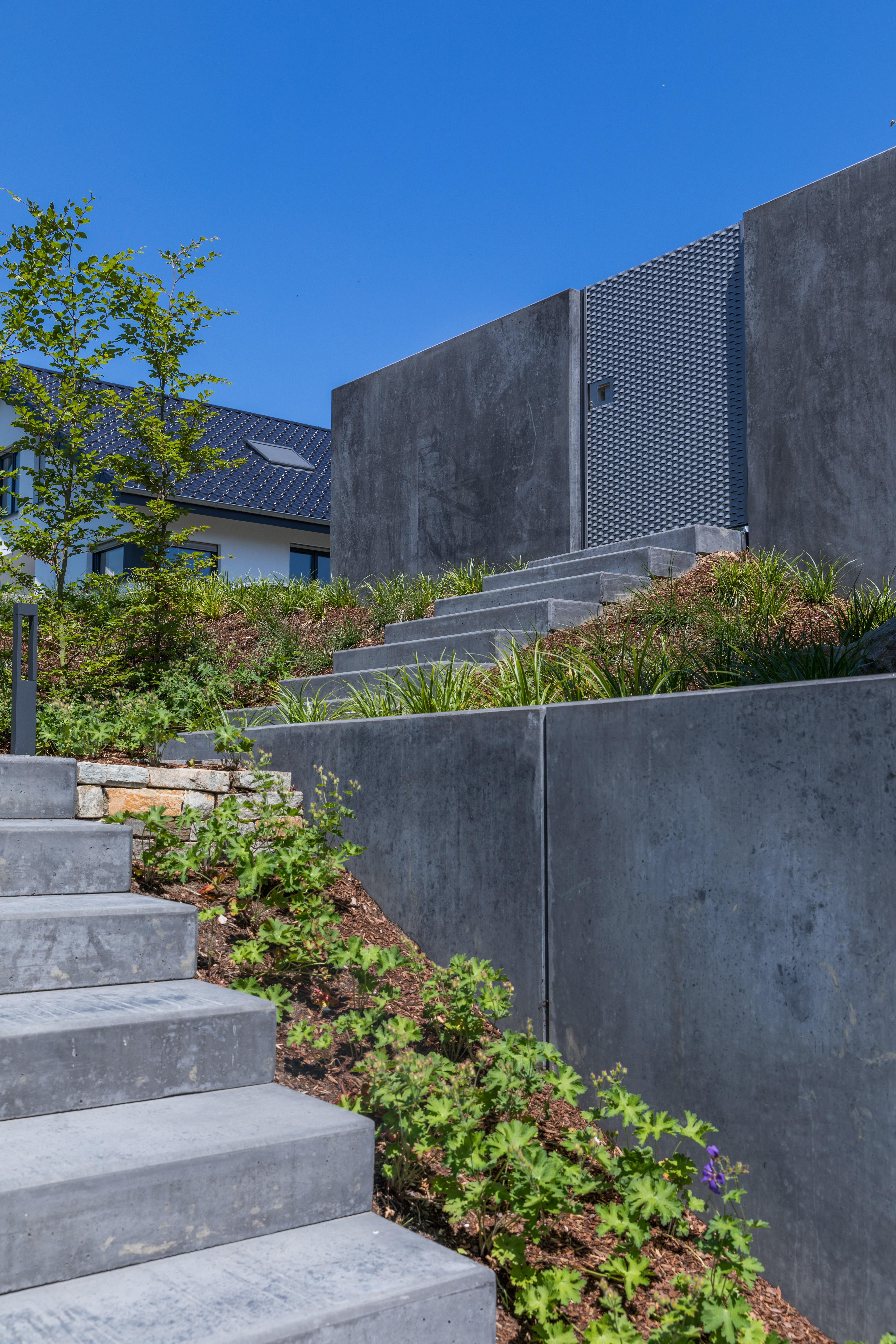 Schody wykonane z ciemnego betonu