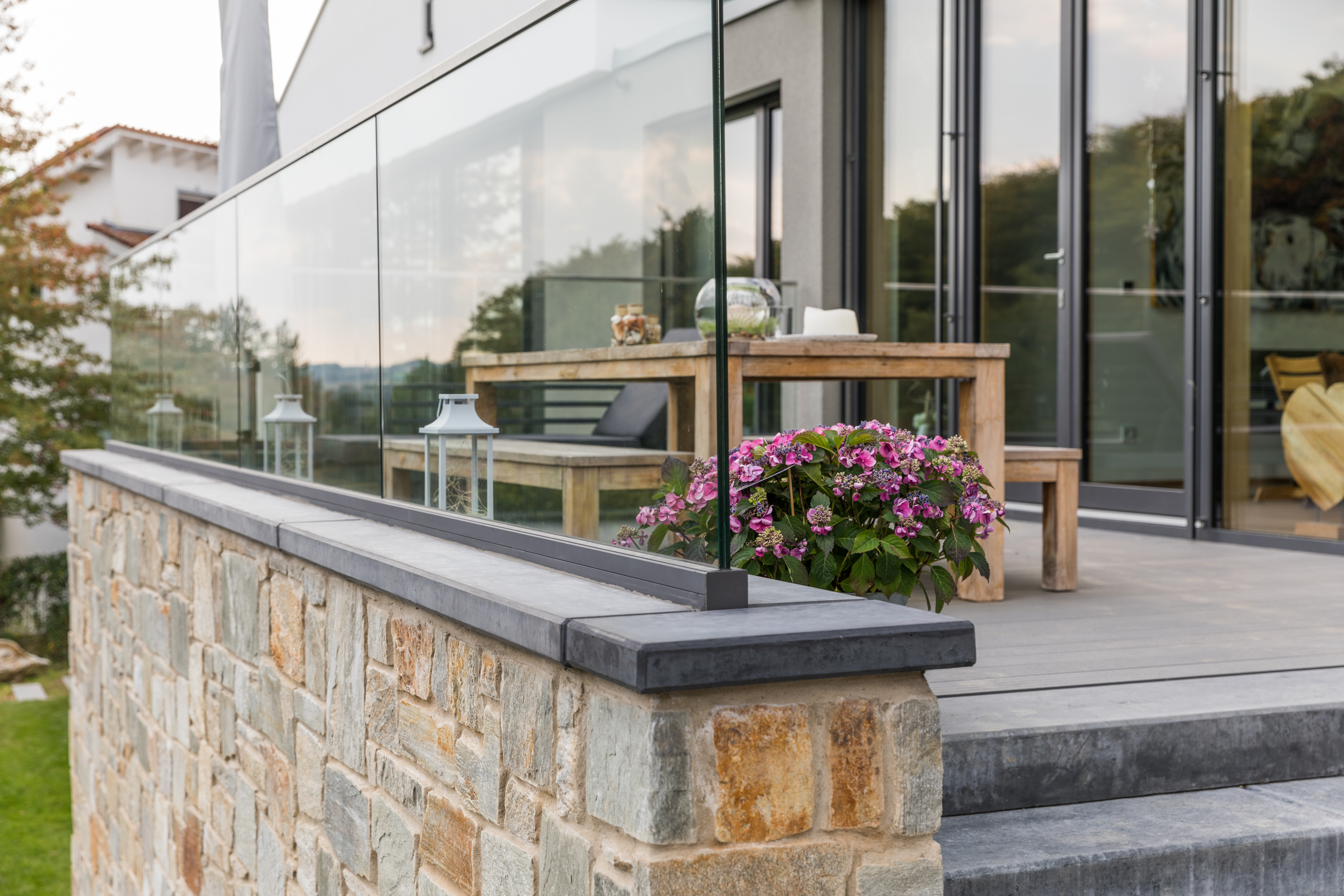 Ściana z kamienia naturalnego z betonową płytą na tarasie