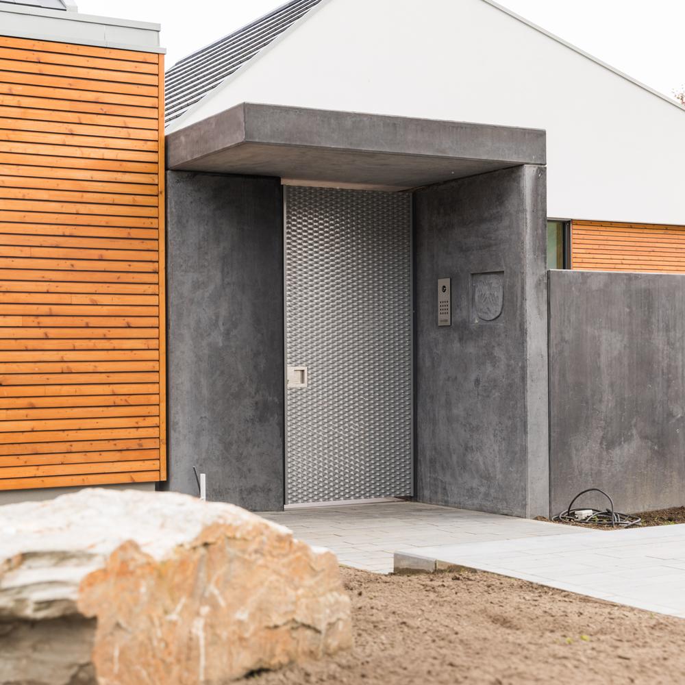 Betonowe wejście od wewnątrz