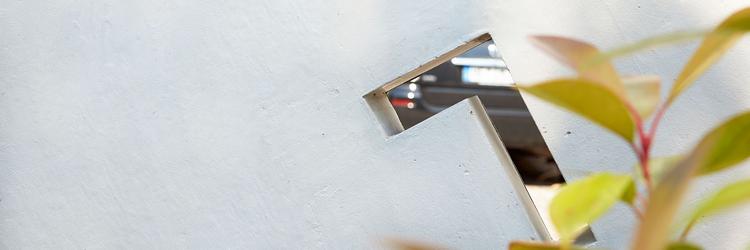 Otwór w kształcie litery L w betonowej ścianie, liście