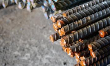 Stos stalowych prętów