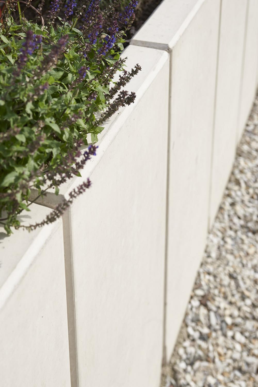 [Translate to Polski:] Winkelstütze an Blumenbeet