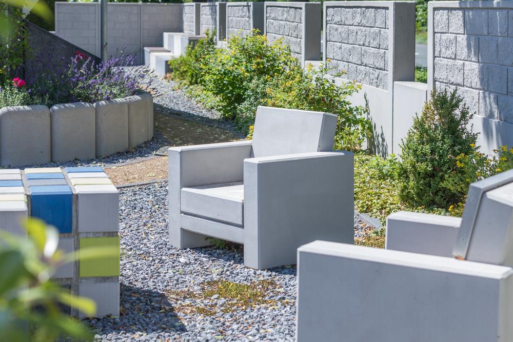 Betonowy fotel na żwirze