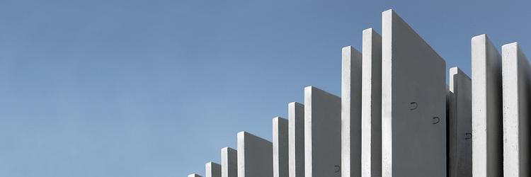 Zamontowane wsporniki kątowe na tle błękitnego nieba