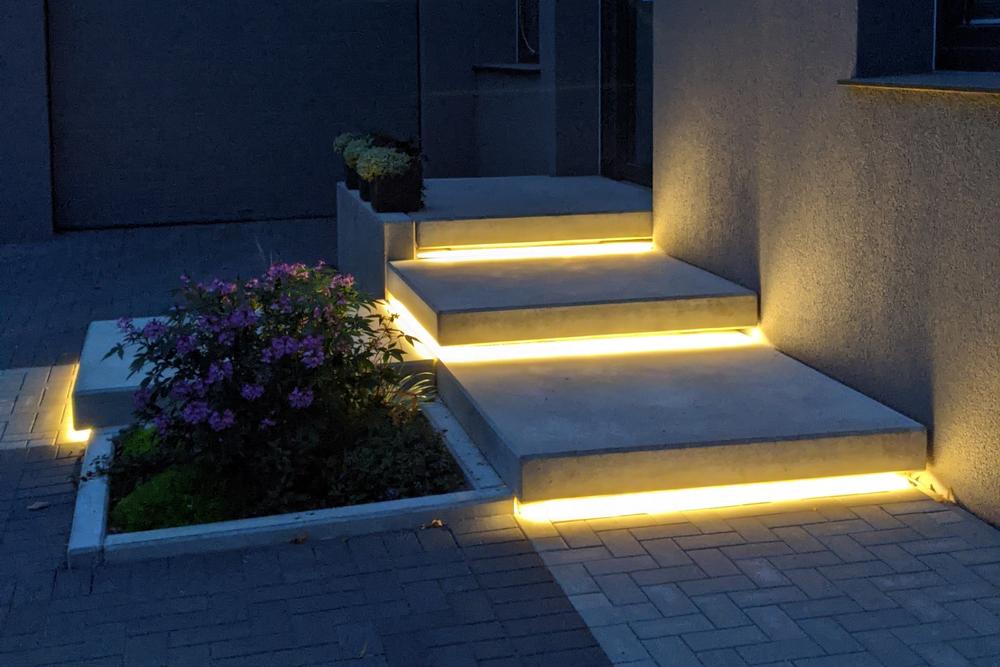 Betonowe stopnie z oświetleniem w nocy