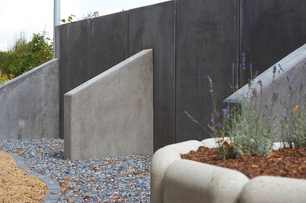 [Translate to Polski:] schräge Stütze an größerer dunkler Wand