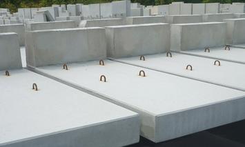 [Translate to Polski:] Liegende Winkelstützen im Lager