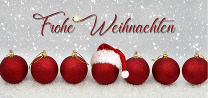 [Translate to Polski:] Weihnachtskugeln im Schnee