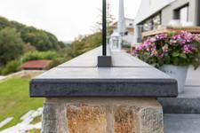 [Translate to Polski:] Mauerabdeckplatte