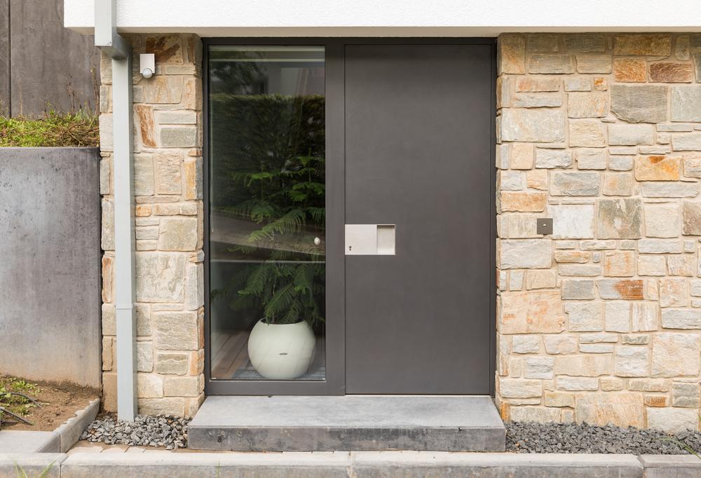 Wejście do domu z podestem w piwnicy