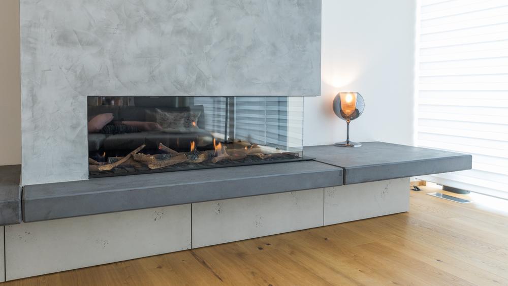 Nowoczesny kominek z betonowymi panelami