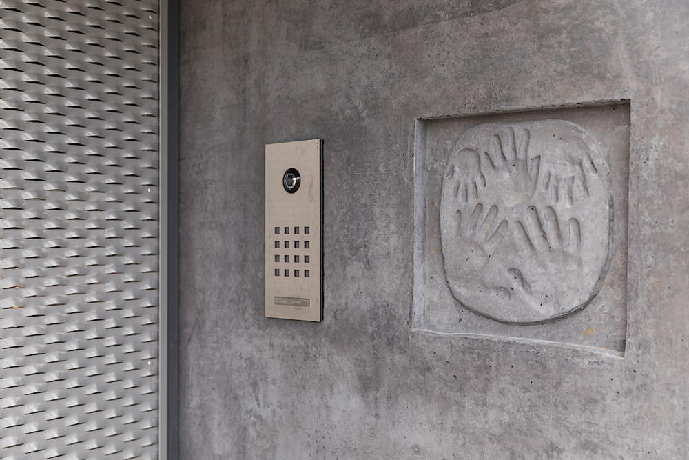 Betonowa ściana z odciskami dłoni