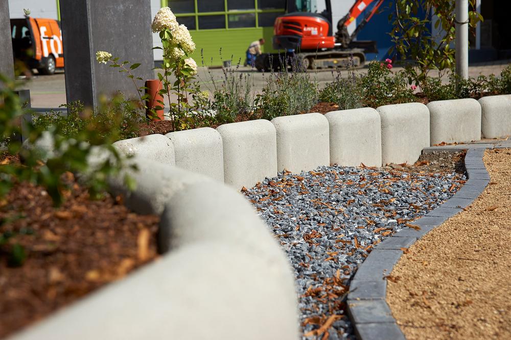 [Translate to Polski:] oben angerundete Einfassung eines Blumenbeets