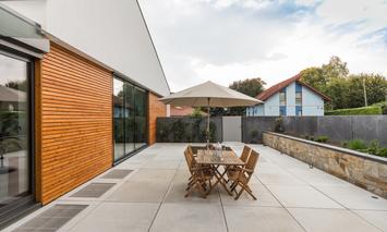 [Translate to Polski:] Blick auf eine Terrasse mit Sitzgruppe