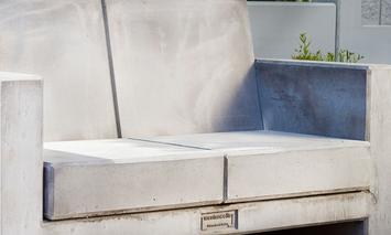 [Translate to Polski:] Sofa aus Beton