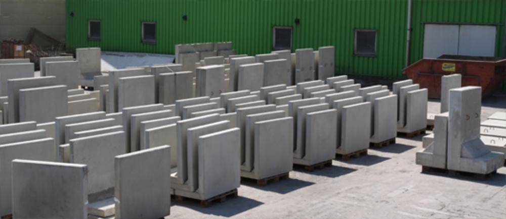 [Translate to Polski:] Viele Betonteile auf einem Hof