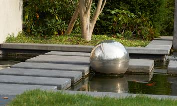 Betonowe stopnie w stawie ogrodowym