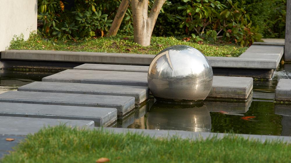 Staw ogrodowy z betonowymi schodkami