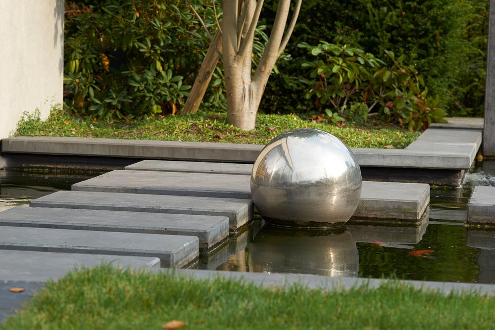 Staw z betonowymi schodkami