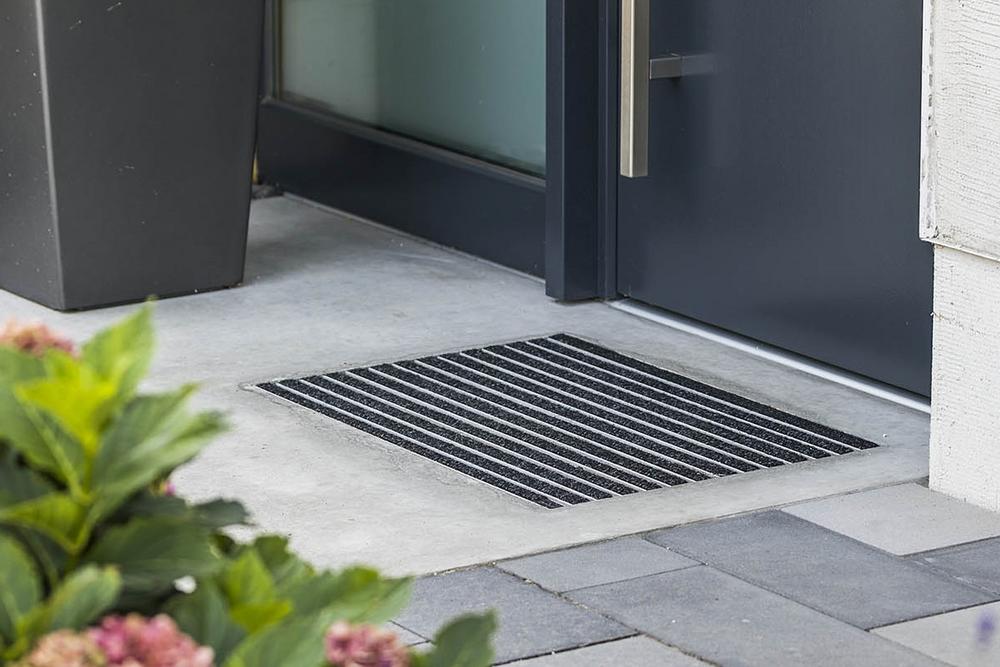 Wycieraczka osadzona w betonie