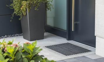 Betonowe wejście z wpuszczaną wycieraczką