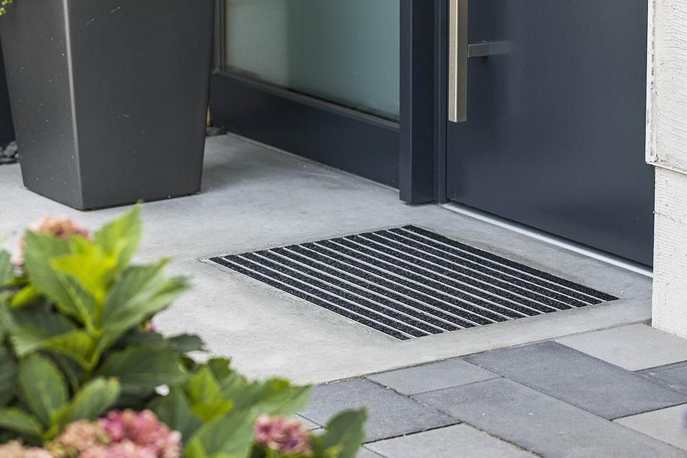 Wycieraczka osadzona w betonie