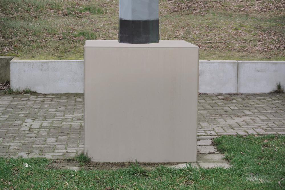 Betonowy fundament na maszcie