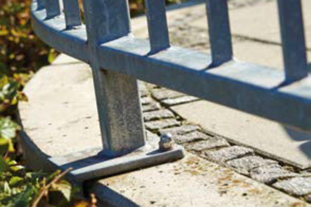 [Translate to Polski:] Detail Metallzaun in Beton geschraubt