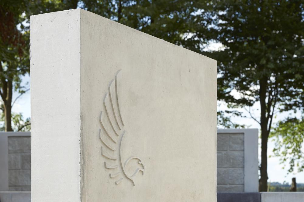 [Translate to Polski:] Stele mit Relief eines Adlers