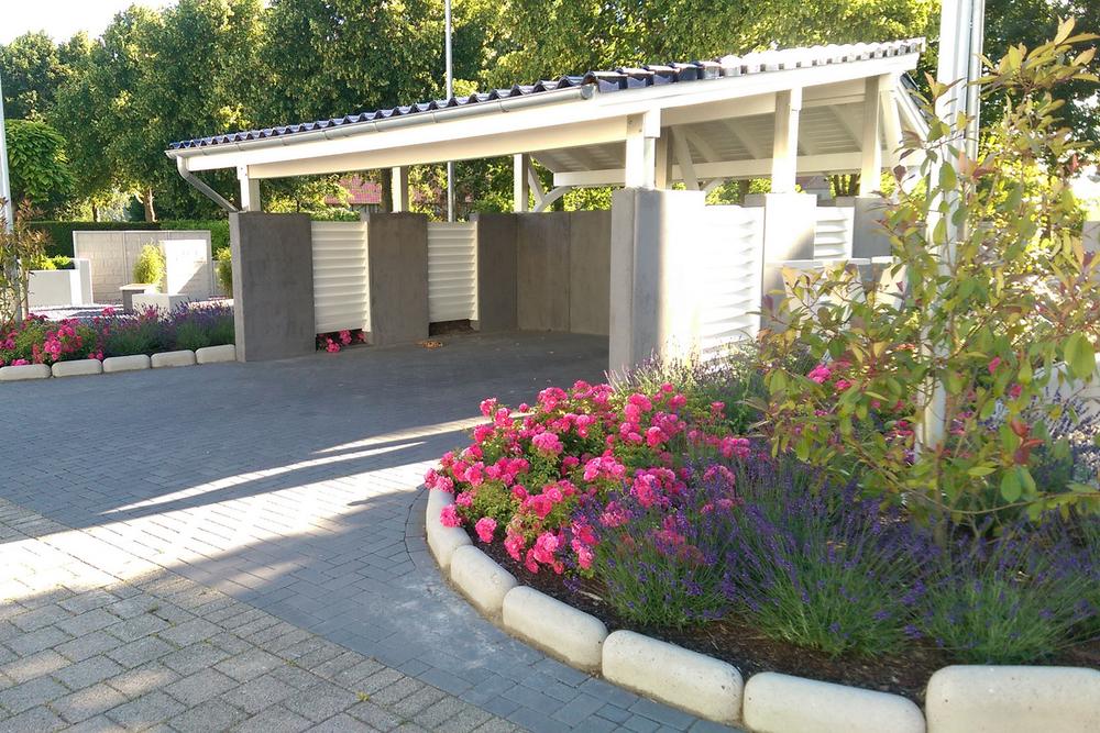 [Translate to Polski:] Carport Einfahrt