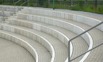 [Translate to Polski:] kreisförmige Betonstufen