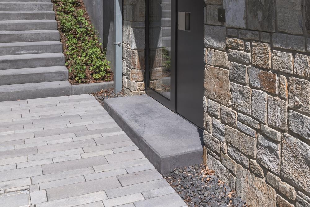 Platforma i ścieżka z betonowymi płytami