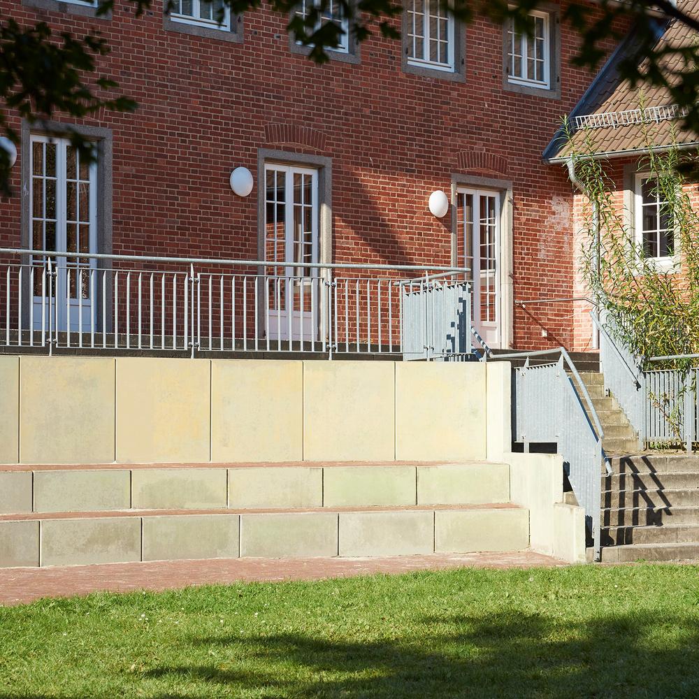 [Translate to Polski:] abgestütze Terrasse mit Treppe