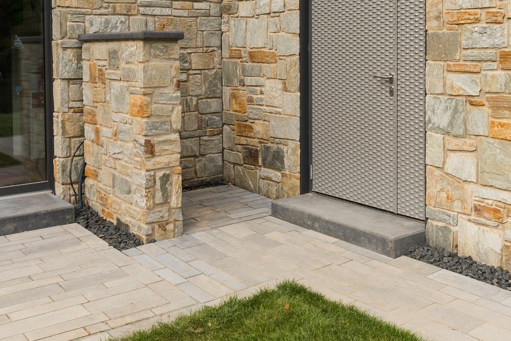 Platforma przed metalowymi drzwiami