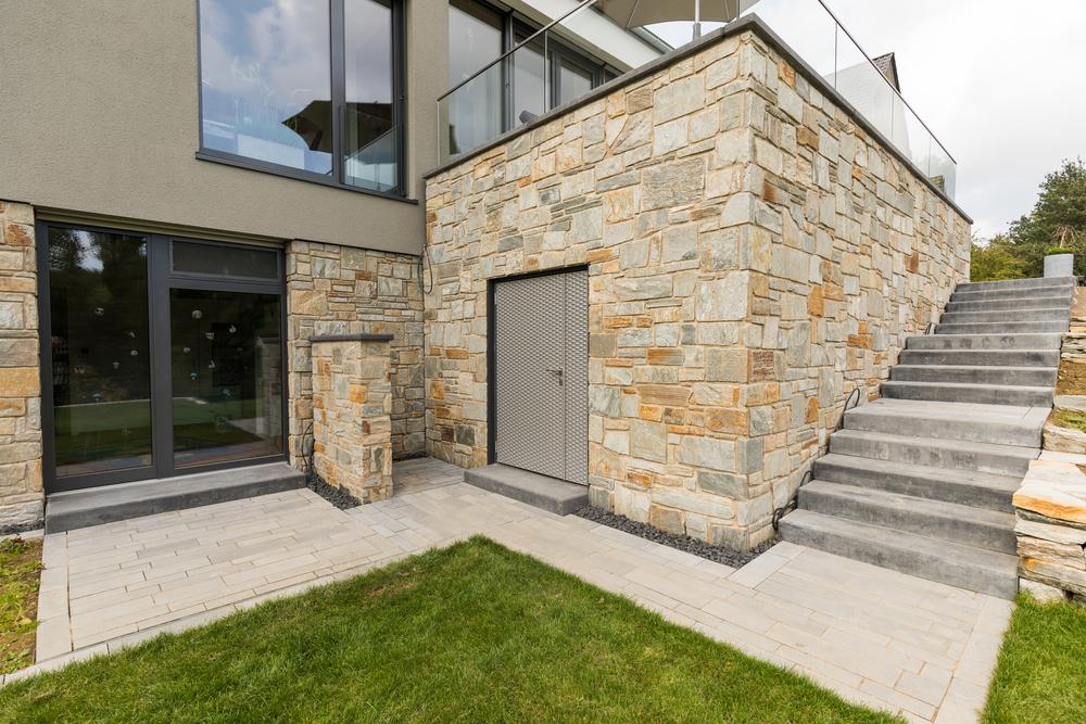 Taras na platformie z betonowymi płytami i betonowymi schodami