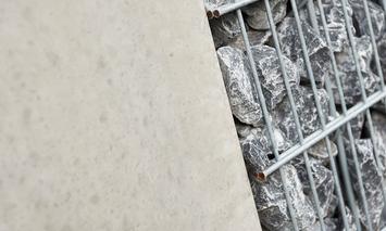 [Translate to Polski:] Betonfläche und Korb mit Steinen