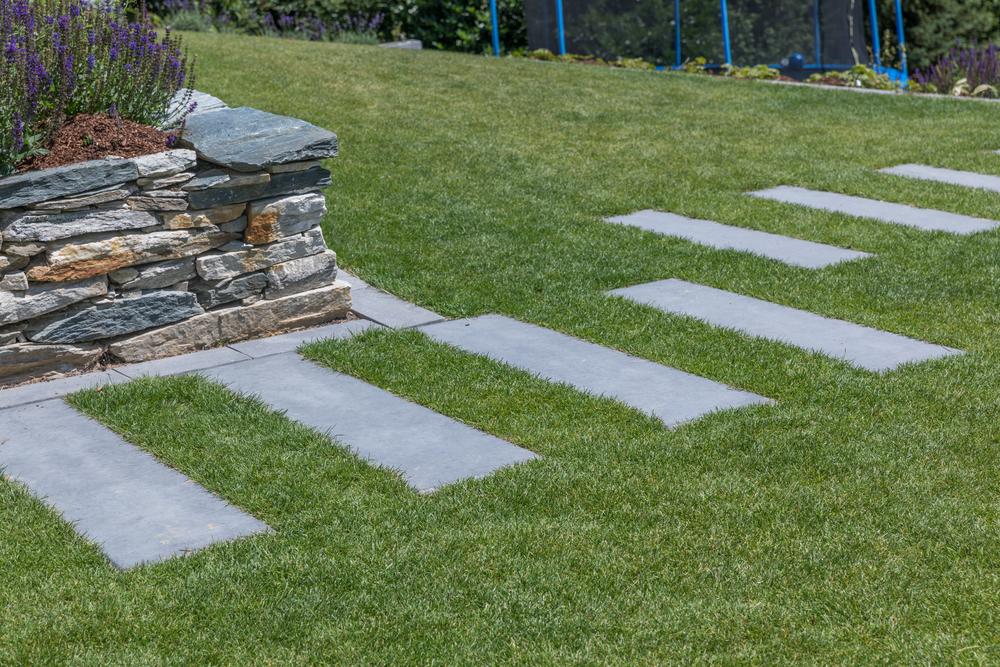 Betonowe stopnie na trawniku