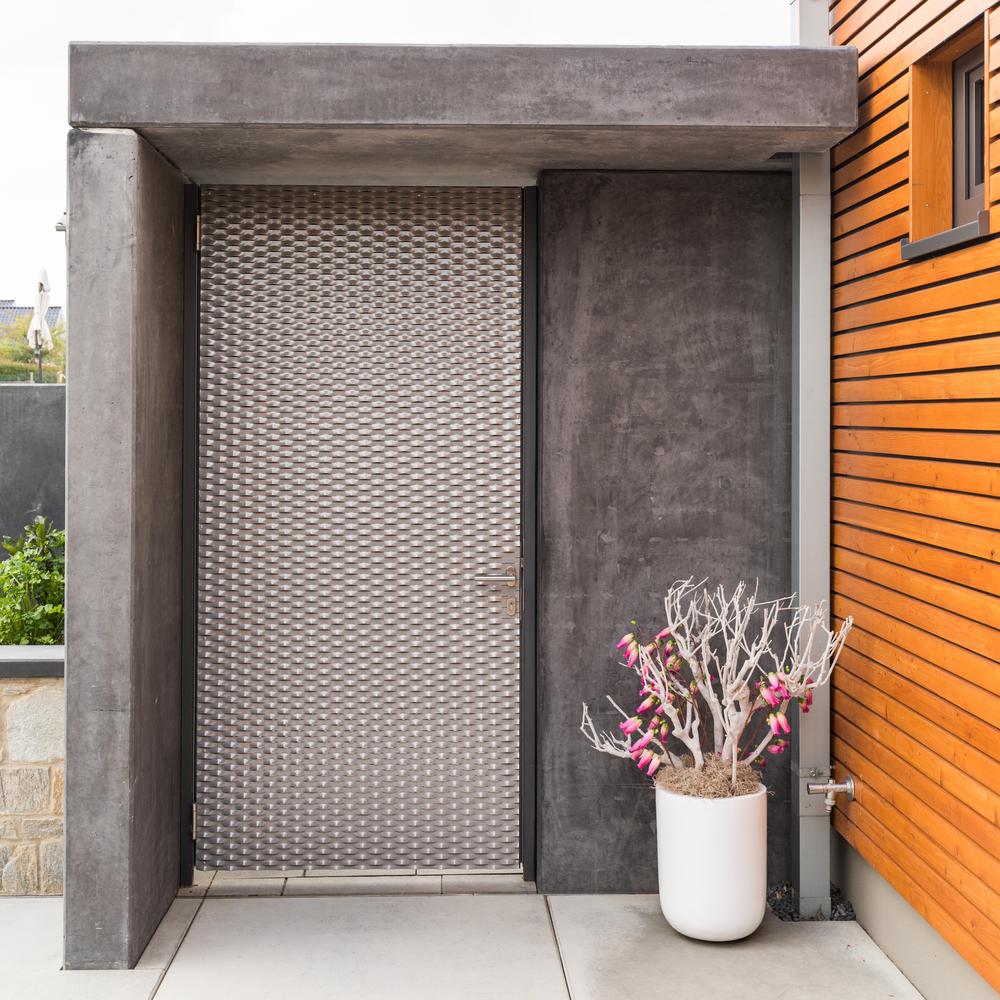 Drzwi wejściowe z betonowym zadaszeniem