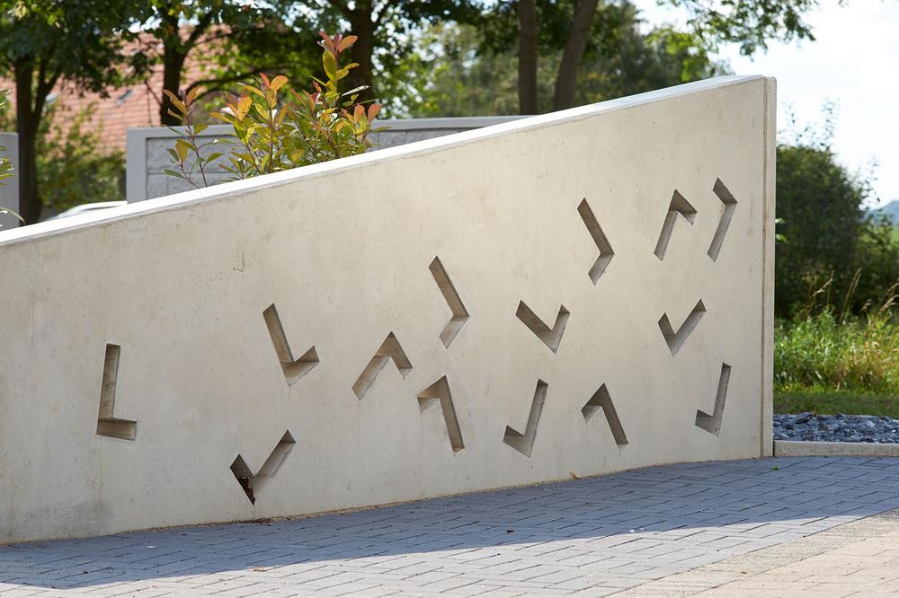 [Translate to Polski:] schräge Wand mit L-förmigen Löchern