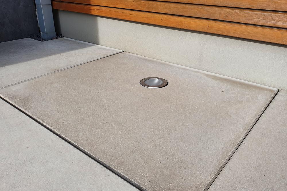 Betonowa płyta podłogowa z wbudowanym oświetleniem