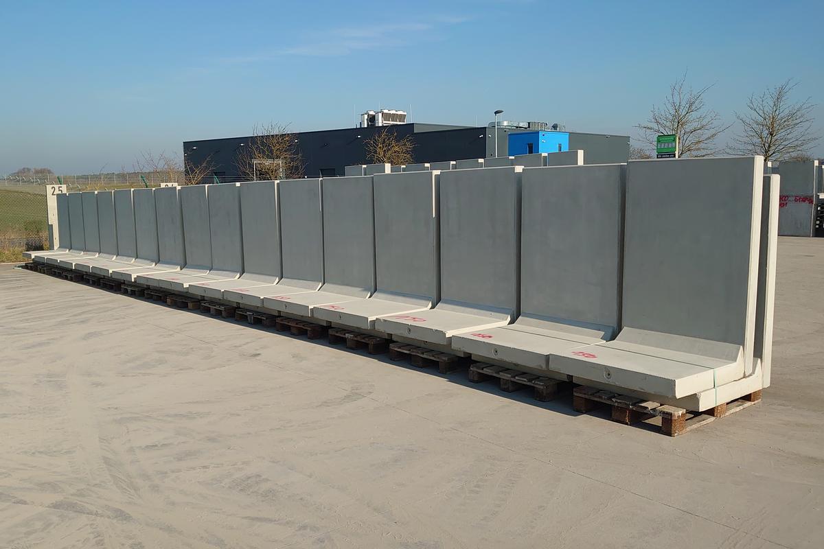 [Translate to Polski:] Reihe von Winkelstützen gelagert auf einem Hof