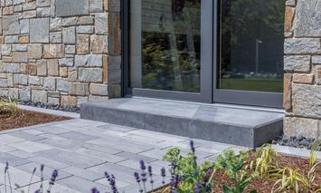 Betonowy stopień przed drzwiami wejściowymi