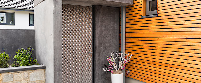 [Translate to Polnisch:] Eingangsbereich aus Beton