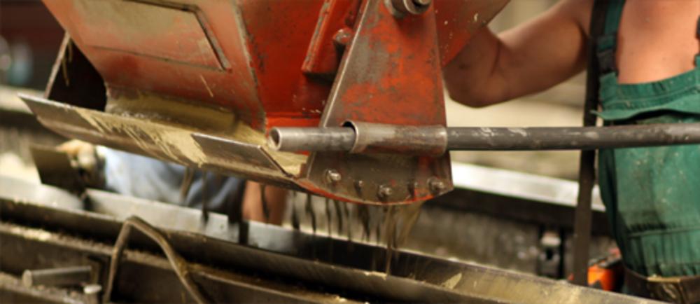 [Translate to Polski:] Detailaufnahme einer Gießform mit flüssigen Beton