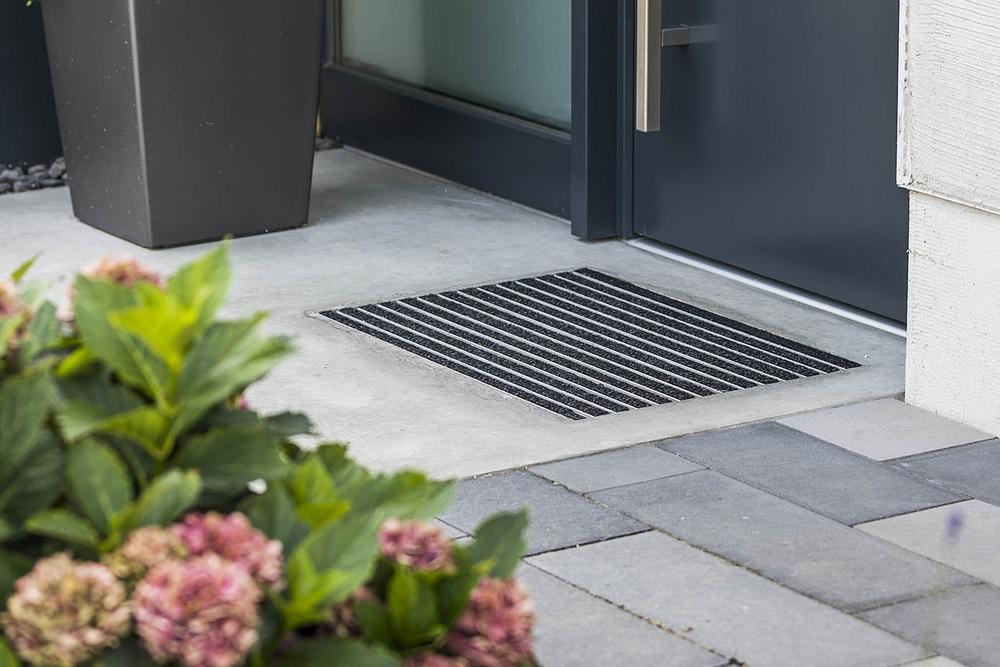 Beton przy wejściu z wycieraczką