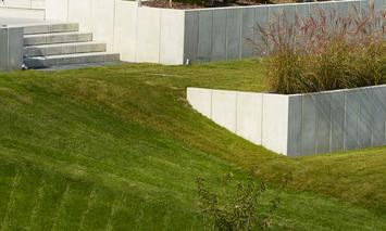 [Translate to Polski:] Hang mit Rasen und Winkelstützen