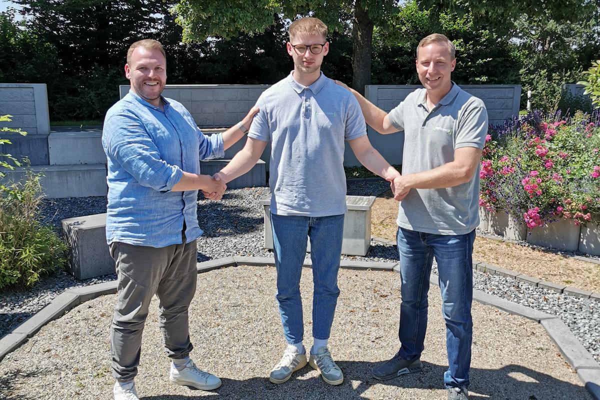 [Translate to Polski:] Mitarbeiter mit Azubi