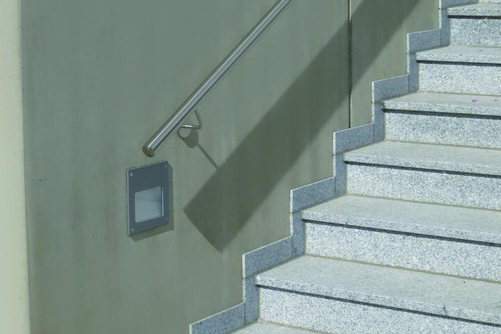 Betonowa ściana z wbudowanym oświetleniem