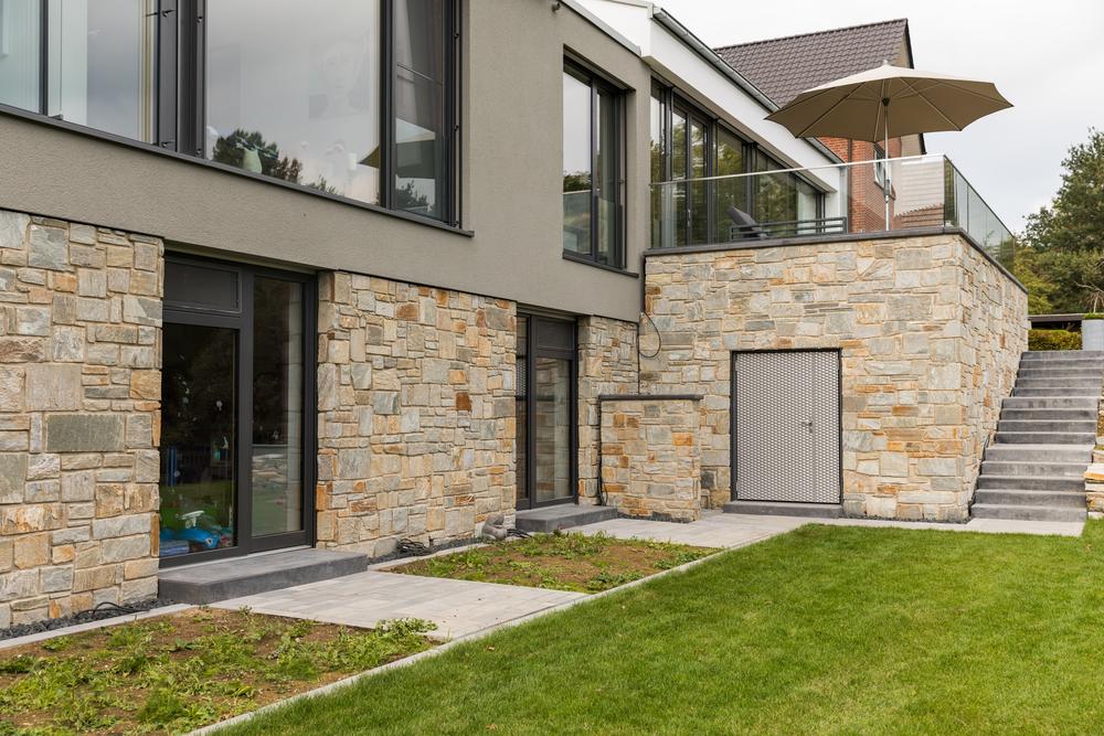 Tył domu z platformą