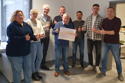 [Translate to Polski:] Gruppenbild mit Scheck